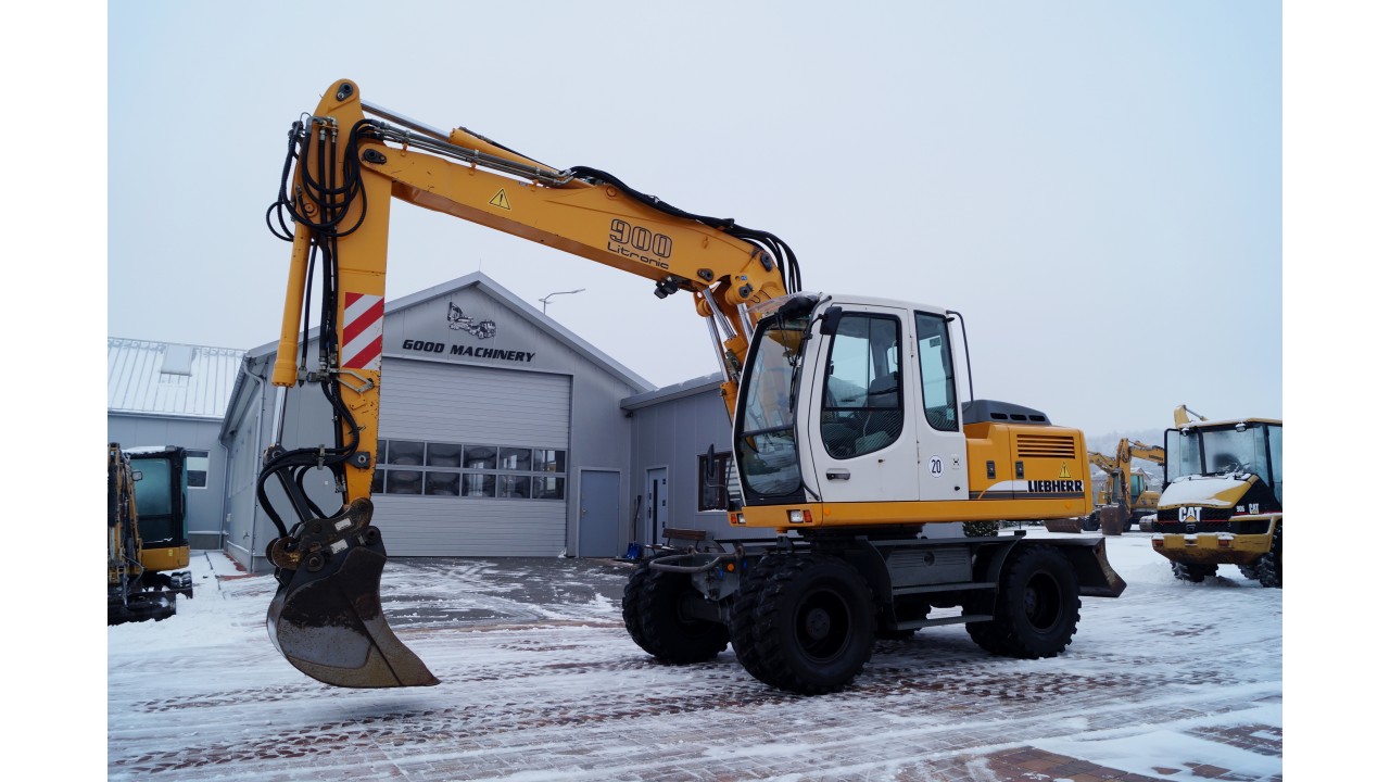 Liebherr A 900 C